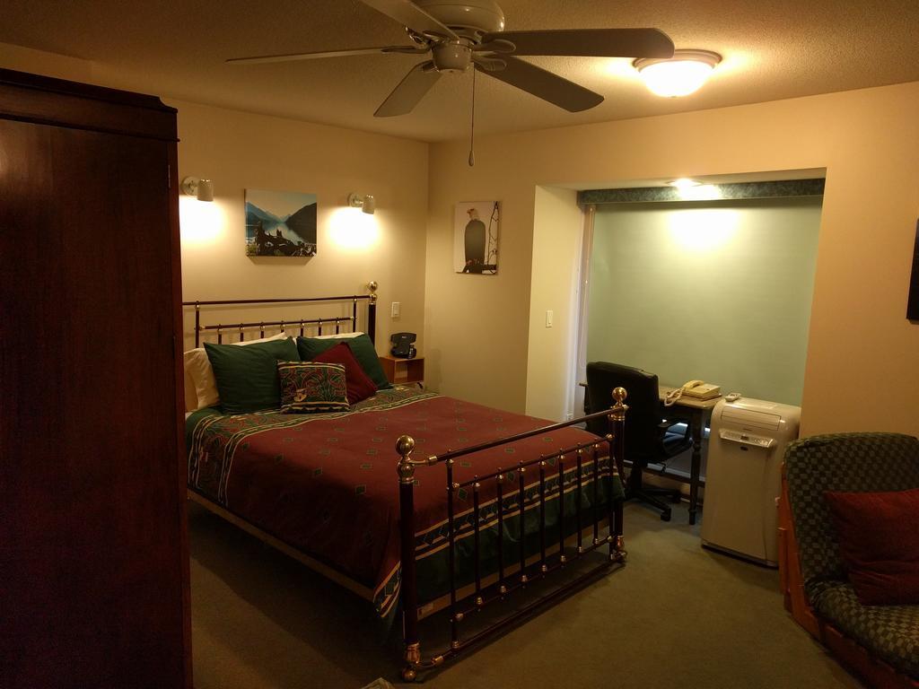 Cedar Wood Lodge Bed & Breakfast Inn Port Alberni Zewnętrze zdjęcie