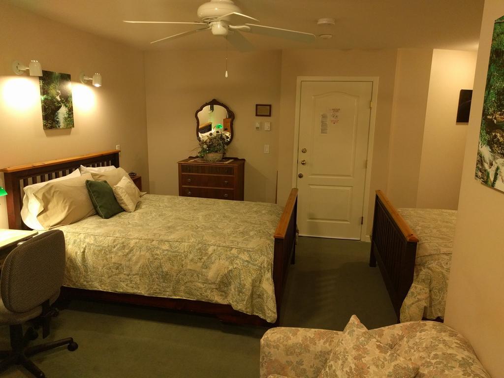 Cedar Wood Lodge Bed & Breakfast Inn Port Alberni Zewnętrze zdjęcie