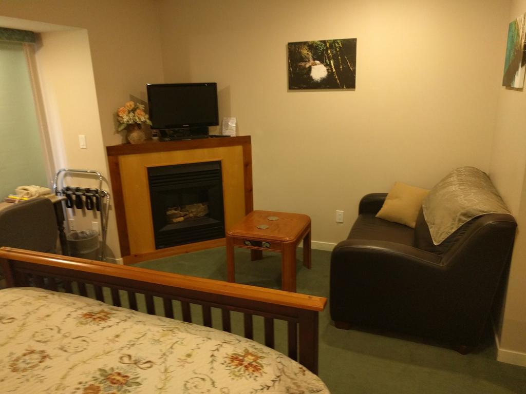 Cedar Wood Lodge Bed & Breakfast Inn Port Alberni Zewnętrze zdjęcie